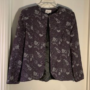 Quilted lined printed long sleeve lite weight jacket.  Grey w/grey lining   8